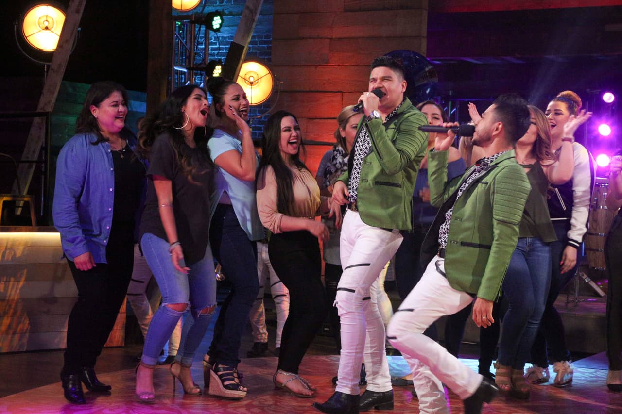 La Reina de la Canción se engalanó con la visita de Banda Carnaval, quienes interpretaron su éxito 'Ella es mi mujer' para todas las concursantes y aprovecharon para mostrar sus mejores pasos de baile.