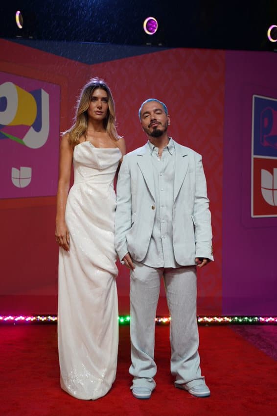 J Balvin desfiló por alfombra de la mano de Valentina Ferrer, la madre de su hijo.
