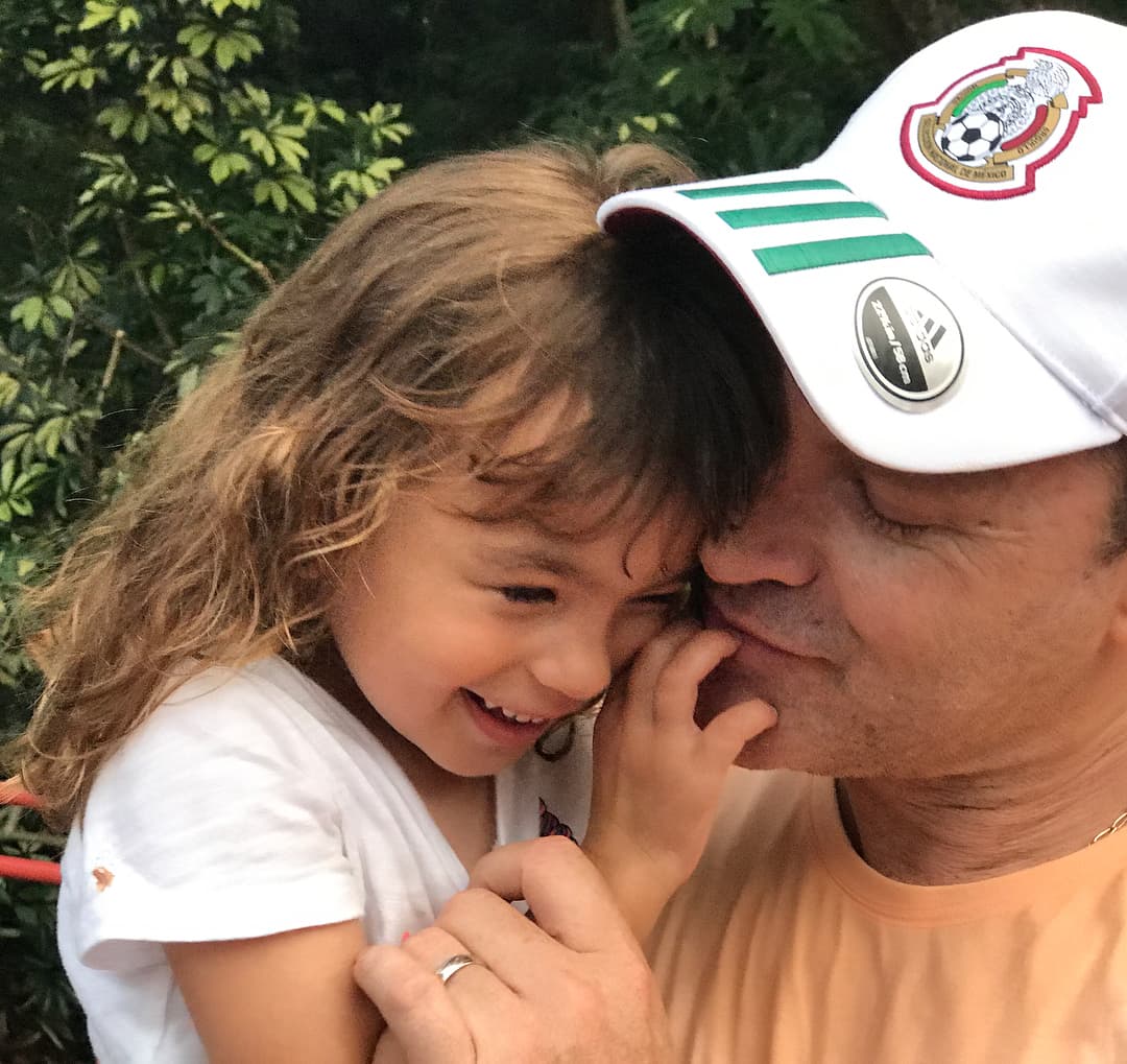 El 29 de mayo del 2015, el presentador de Despierta América recibió a su pequeño retoño, una mujercita que se convertiría en la menor de las hermanas Hannah y Nicole.