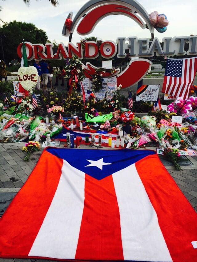 En horas de la mañana del viernes un grupo de personas decidió crear un memorial para los fallecidos en el ataque a Pulse.