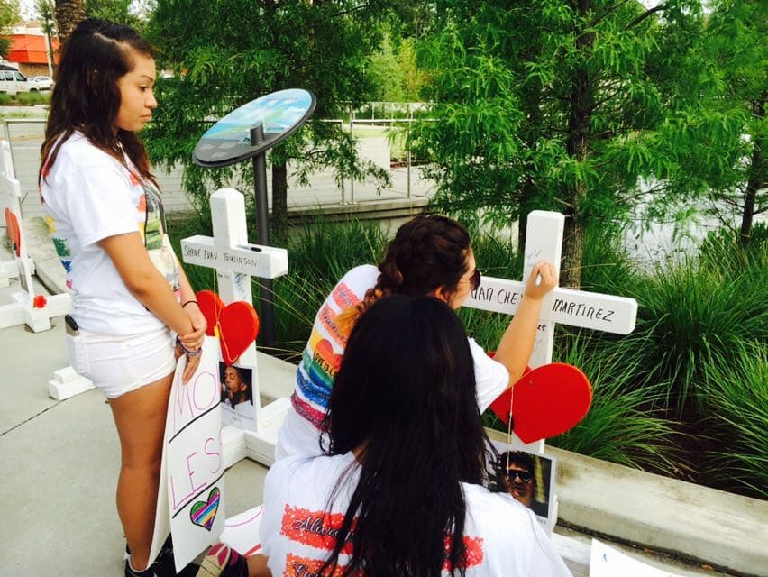 En horas de la mañana del viernes un grupo de personas decidió crear un memorial para los fallecidos en el ataque a Pulse.