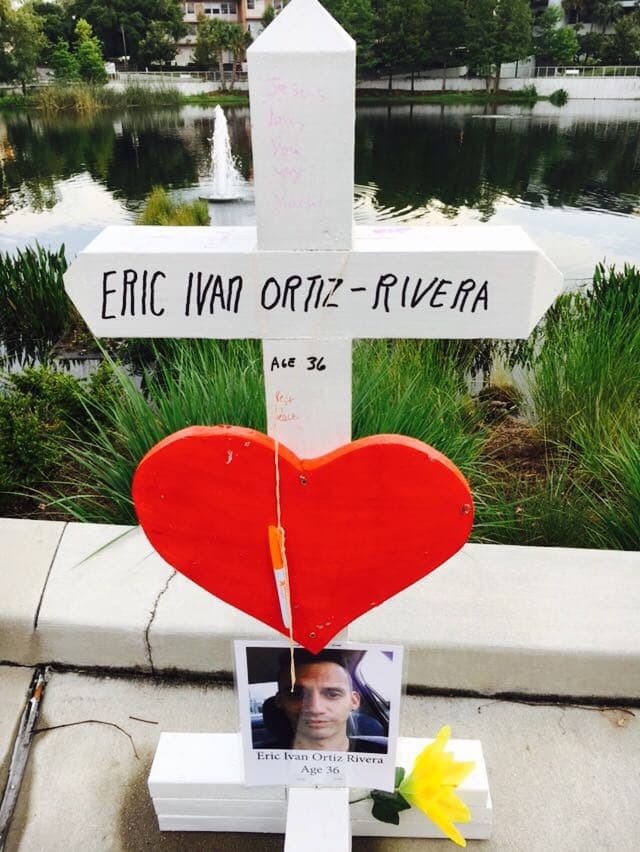 En horas de la mañana del viernes un grupo de personas decidió crear un memorial para los fallecidos en el ataque a Pulse.