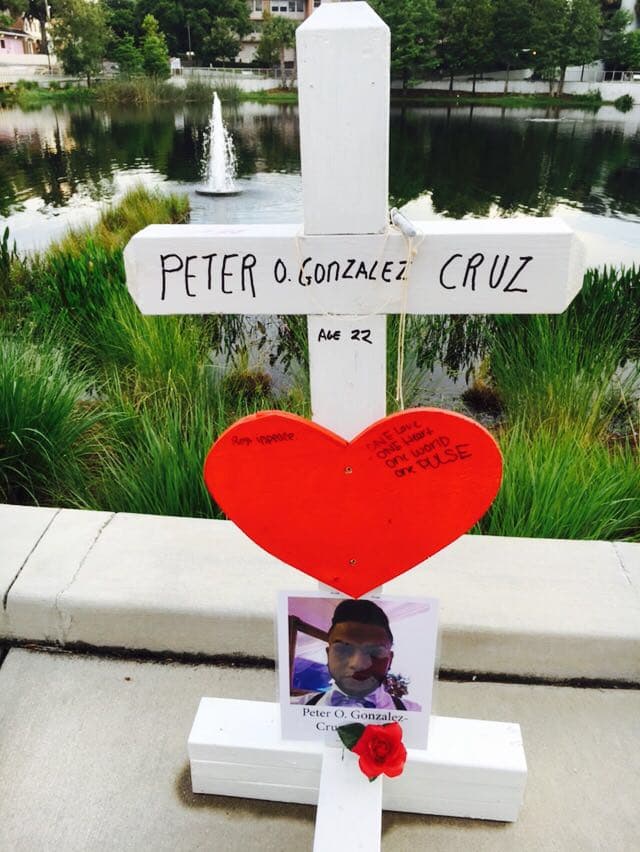 En horas de la mañana del viernes un grupo de personas decidió crear un memorial para los fallecidos en el ataque a Pulse.