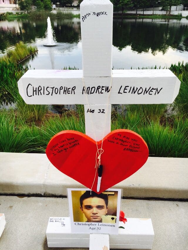 En horas de la mañana del viernes un grupo de personas decidió crear un memorial para los fallecidos en el ataque a Pulse.