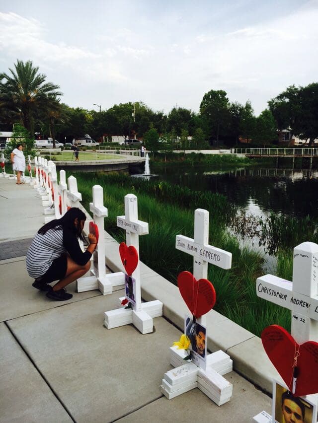 En horas de la mañana del viernes un grupo de personas decidió crear un memorial para los fallecidos en el ataque a Pulse.