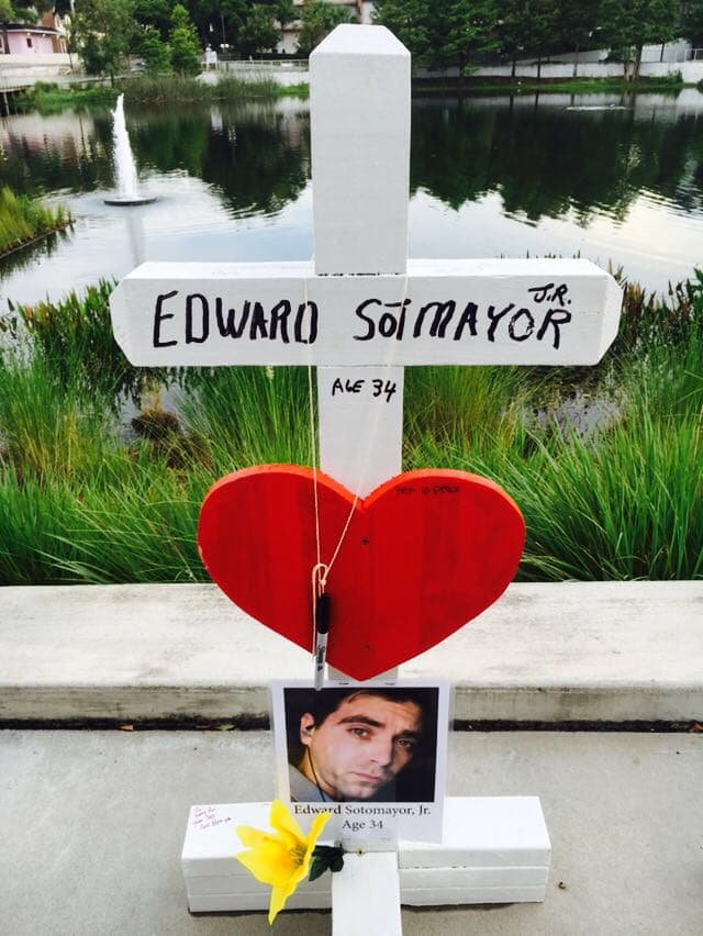 En horas de la mañana del viernes un grupo de personas decidió crear un memorial para los fallecidos en el ataque a Pulse.