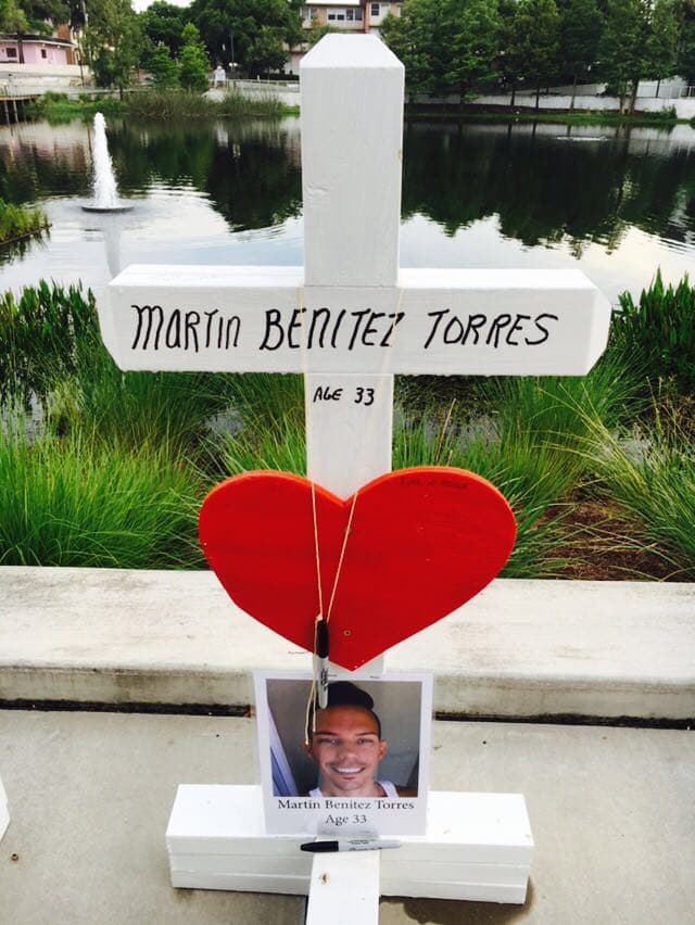 En horas de la mañana del viernes un grupo de personas decidió crear un memorial para los fallecidos en el ataque a Pulse.