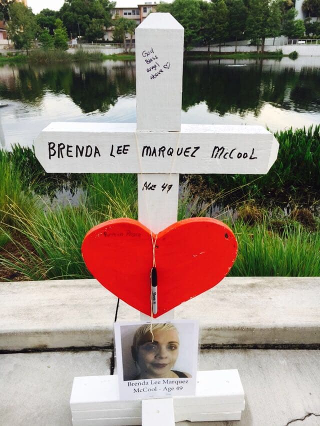 En horas de la mañana del viernes un grupo de personas decidió crear un memorial para los fallecidos en el ataque a Pulse.