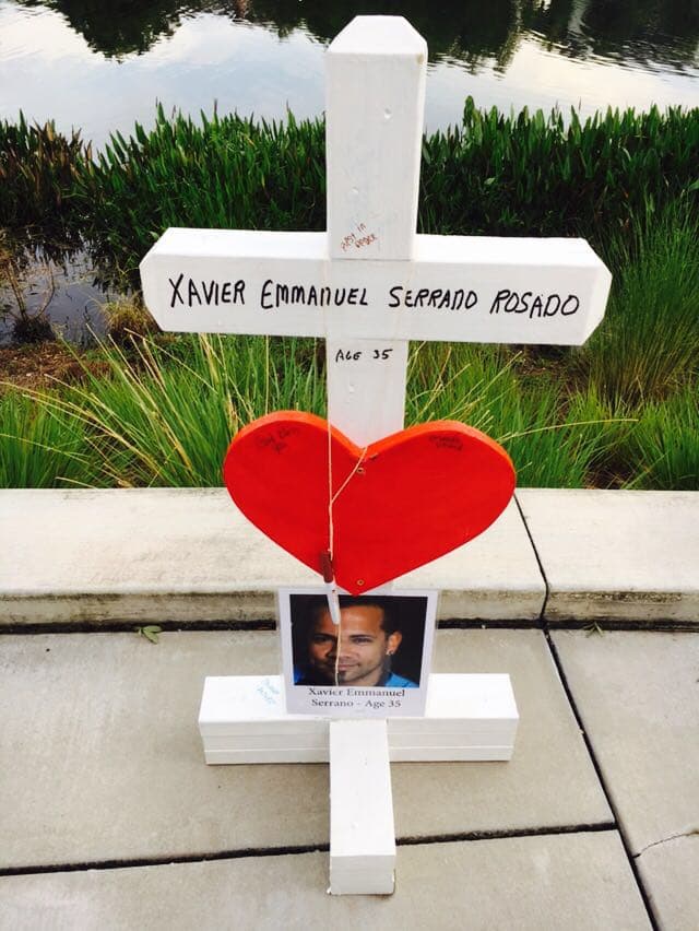 En horas de la mañana del viernes un grupo de personas decidió crear un memorial para los fallecidos en el ataque a Pulse.