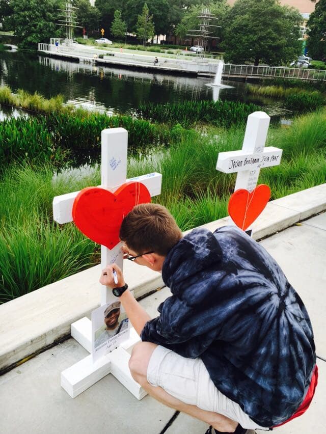 En horas de la mañana del viernes un grupo de personas decidió crear un memorial para los fallecidos en el ataque a Pulse.