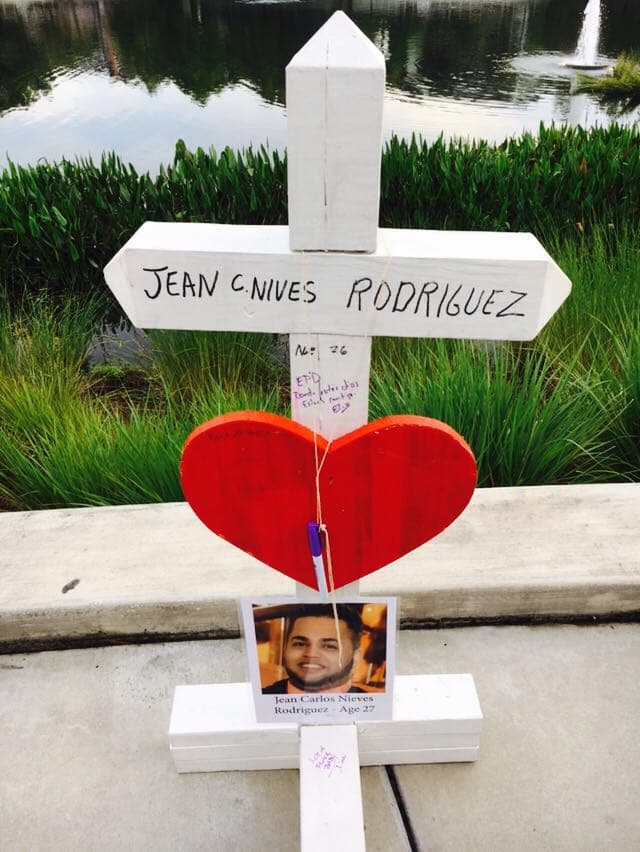 En horas de la mañana del viernes un grupo de personas decidió crear un memorial para los fallecidos en el ataque a Pulse.