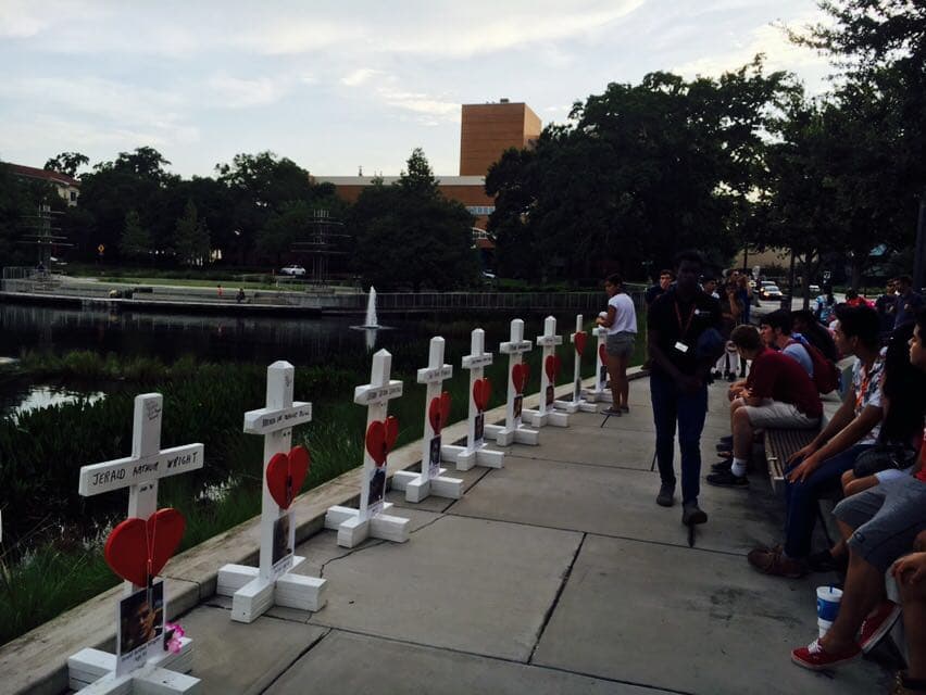 En horas de la mañana del viernes un grupo de personas decidió crear un memorial para los fallecidos en el ataque a Pulse.