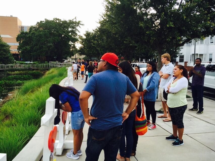 En horas de la mañana del viernes un grupo de personas decidió crear un memorial para los fallecidos en el ataque a Pulse.
