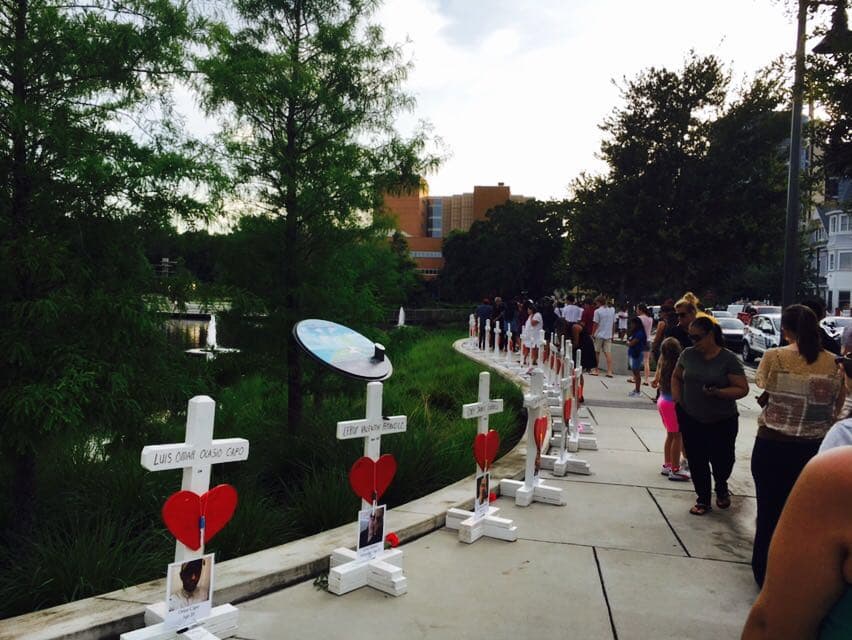 En horas de la mañana del viernes un grupo de personas decidió crear un memorial para los fallecidos en el ataque a Pulse.