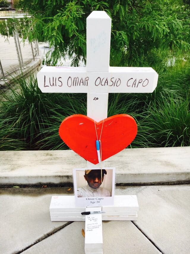 En horas de la mañana del viernes un grupo de personas decidió crear un memorial para los fallecidos en el ataque a Pulse.