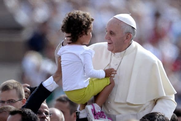 En esta imgen se observa cómo los mismos fieles cargan a lo pequeños para que puedan estar cerca del Papa por unos segundos.