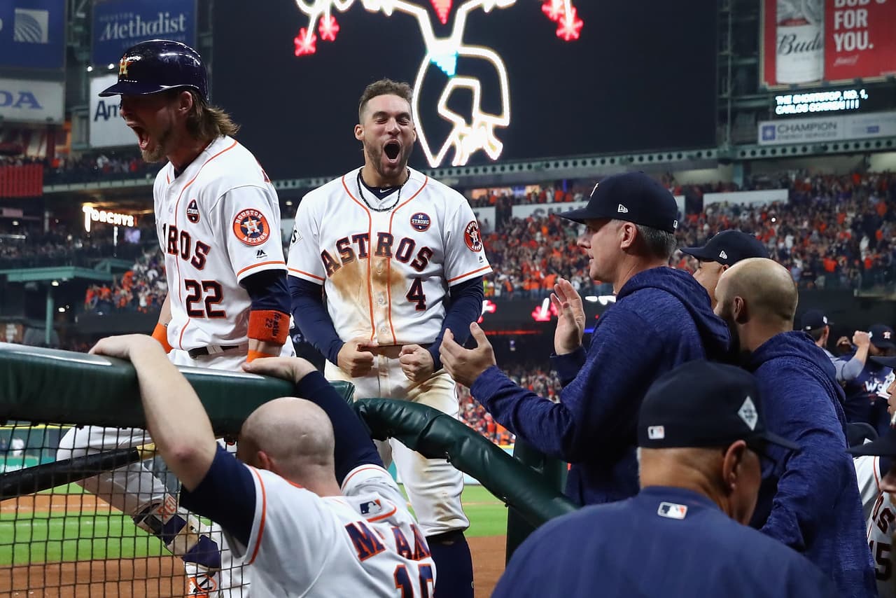 Houston Astros han sido acusados recientemente por robar señales a rivales en 2017, pues se reveló que el equipo utiliza una cámara para espiar a sus rivales mediante señales del catcher al pitcher. Curiosamente en ese año, los Astros fueron campeones de las Grandes Ligas.
