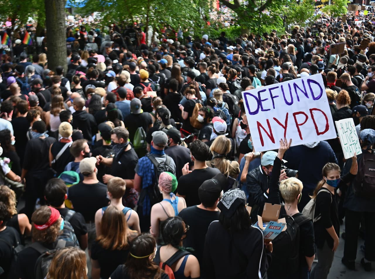 "Defund NYPD": la campaña que pide recortes en el presupuesto de la policía de Nueva York