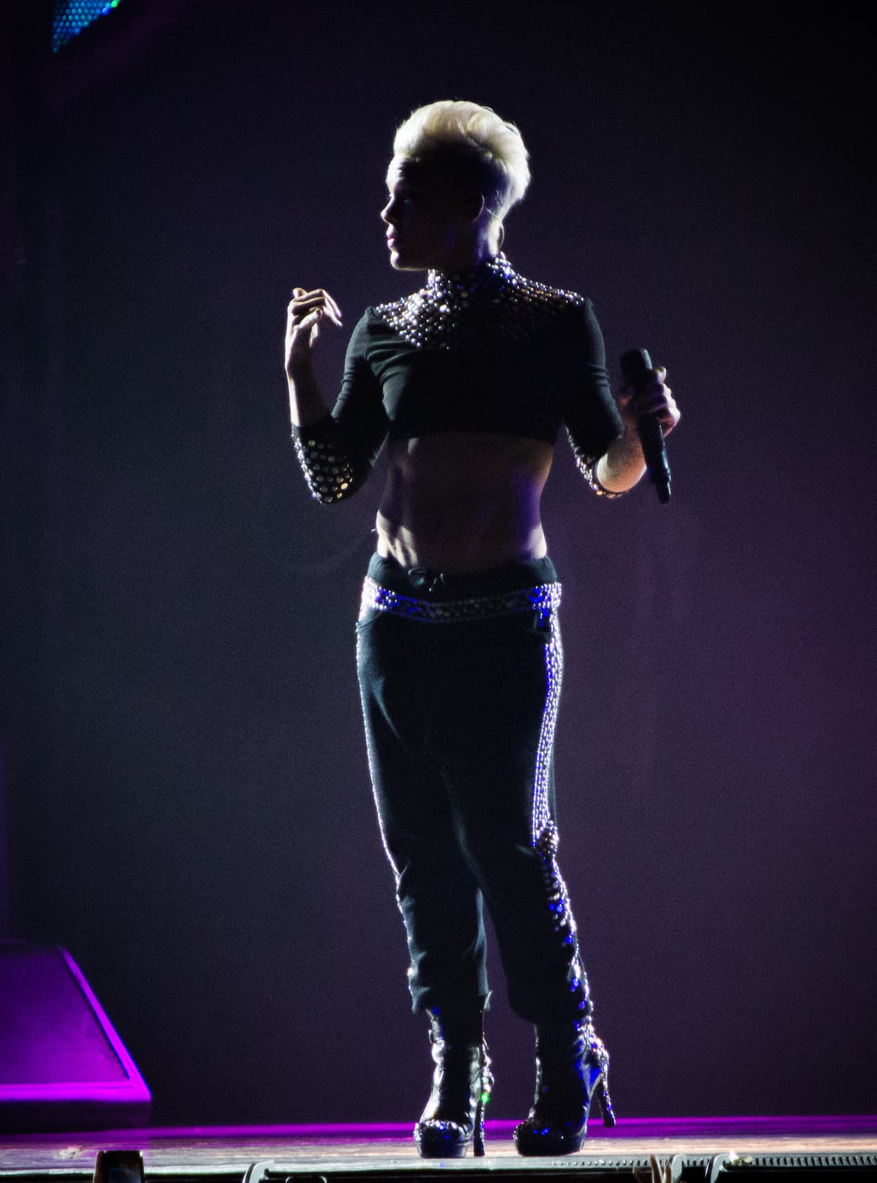 Esta cantante siempre sorprende con sus acrobacias en el aire.