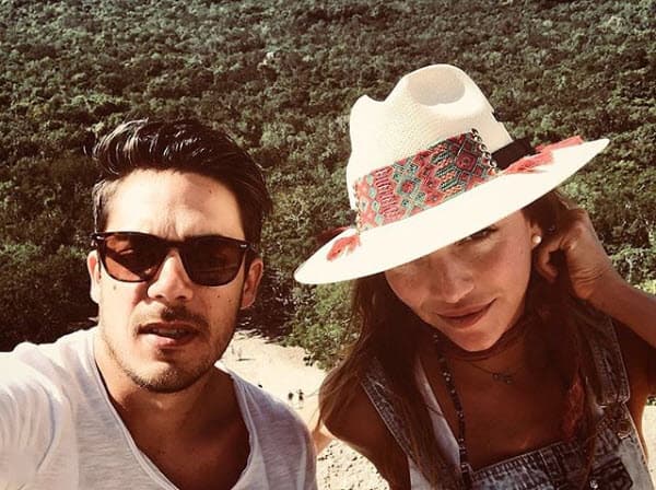 A través del canal de YouTube de Roberto, la pareja se sinceró y explicó lo que sucedía: "Ahora estamos pasando por una situación difícil, estamos, sí separados, pero todas las parejas pasan por situaciones difíciles y creo que siempre hemos como mandado buena vibra", declaró Regina.