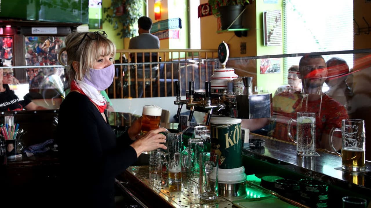 Crea confusión la nueva orden ejecutiva del gobernador entre dueños de restaurante que venden bebidas alcohólicas