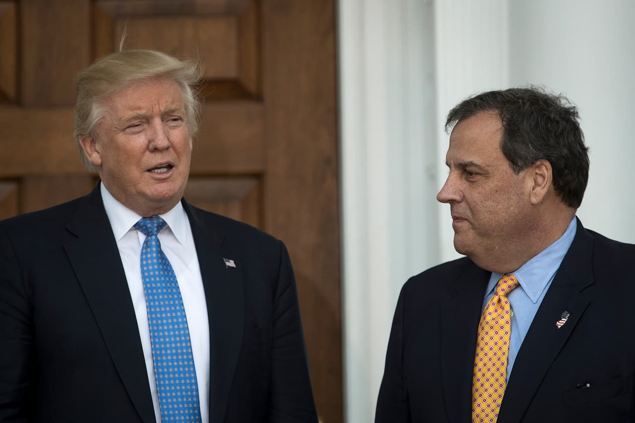 Trump se reunió con el gobernador de Nueva Jersey, Chris Christie, quien estaba a cargo de su equipo de transición hasta que fue sustituido por el vicepresidente electo, Mike Pence.