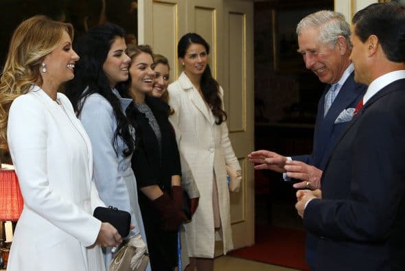 Se nota que el príncipe Carlos cuenta muy buenos chistes.