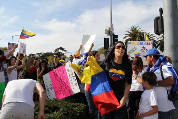 Pese a las distancias y tráfico característico de Los Ángeles, cientos de Venezolanos se unieron a la campaña mundial #SOSVenezuela para apoyar a todo el pueblo venezolano tras 10 días de protestas continuas en dicho país. A la manifestación se unieron guatemaltecos, peruanos, brasileños, libaneses, americanos y muchas otras nacionalidades que hacen vida en la Cosmopolita ciudad del oeste del país. Consignas, cantos y la familiaridad característica venezolana recibieron apoyo de los transeúntes en los alrededores del edificio Federal ubicado en la avenida Wilshire.