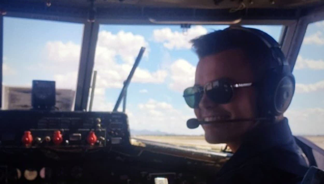 Investigan la muerte del copiloto Charles Crooks, en Raleigh: intentan determinar si se cayó o saltó del avión