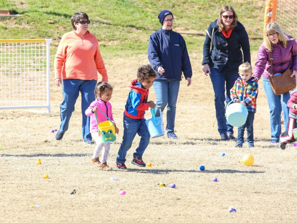 <b>Evento</b>: Biltmore Hills Egg Hunt
<br>
<b>Fecha</b>: 28 de marzo
<br>
<b>Lugar</b>: Biltmore Hills Community Center. 2615 Fitzgerald Dr. Raleigh, NC
<br>
<b>Sitio web</b>: 
<a href="https://ncraleighweb.myvscloud.com/webtrac/web/iteminfo.html?Module=AR&FMID=240818367&InterfaceParameter=WebTrac">https://ncraleighweb.myvscloud.com/webtrac/web/iteminfo.html?Module=AR&FMID=240818367&InterfaceParameter=WebTrac</a> 
<br>
<br>Participe en rifas, diversas estaciones de manualidades, juegos y actividades, y refrigerios para toda la familia. Incluso tendrás la oportunidad de tomarte una foto con Biltmore Bunny. Los niños recibirán una bolsa de regalos para llevar hasta agotar existencias. Las actividades comienzan a las 5:30 y la búsqueda de huevos comenzará a las 6:30 p.m. Este evento es en interiores y exteriores y es gratuito para todos.