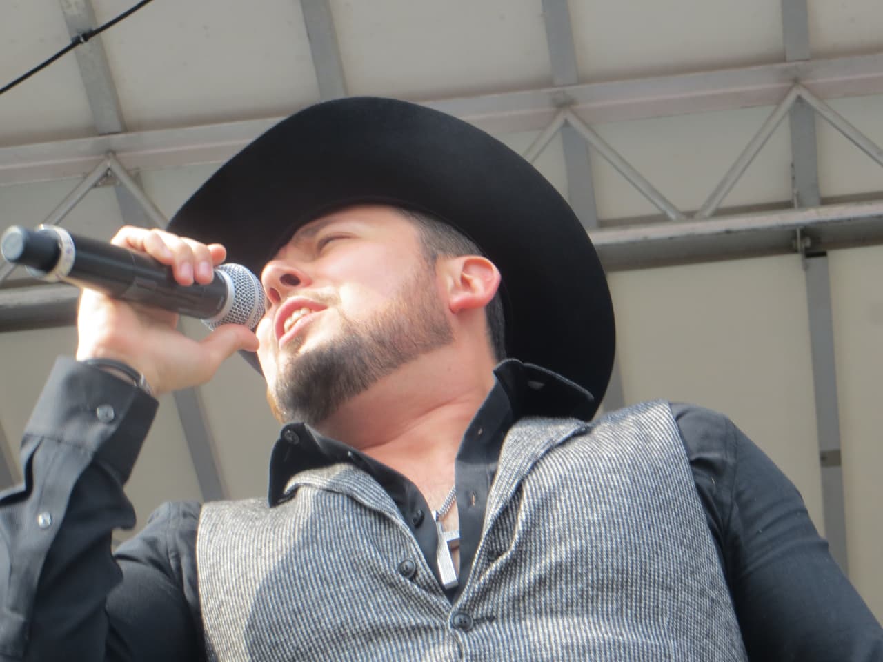 El guapísimo de Roberto Tapia levantó suspiros en Fiestas Patrias 2015 y las fans no pararon de corear sus canciones. Mira la galería de fotos.