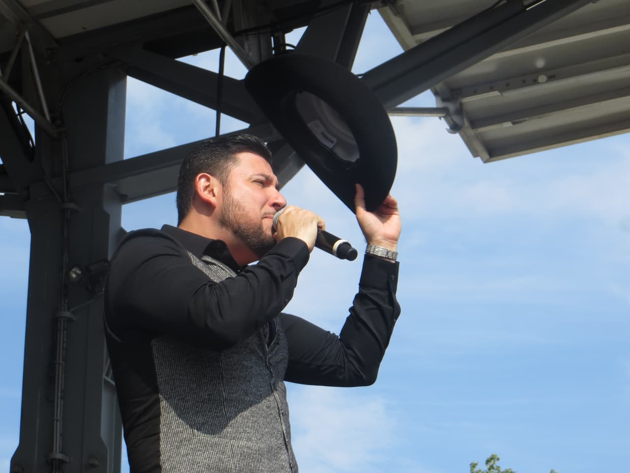 El guapísimo de Roberto Tapia levantó suspiros en Fiestas Patrias 2015 y las fans no pararon de corear sus canciones. Mira la galería de fotos.