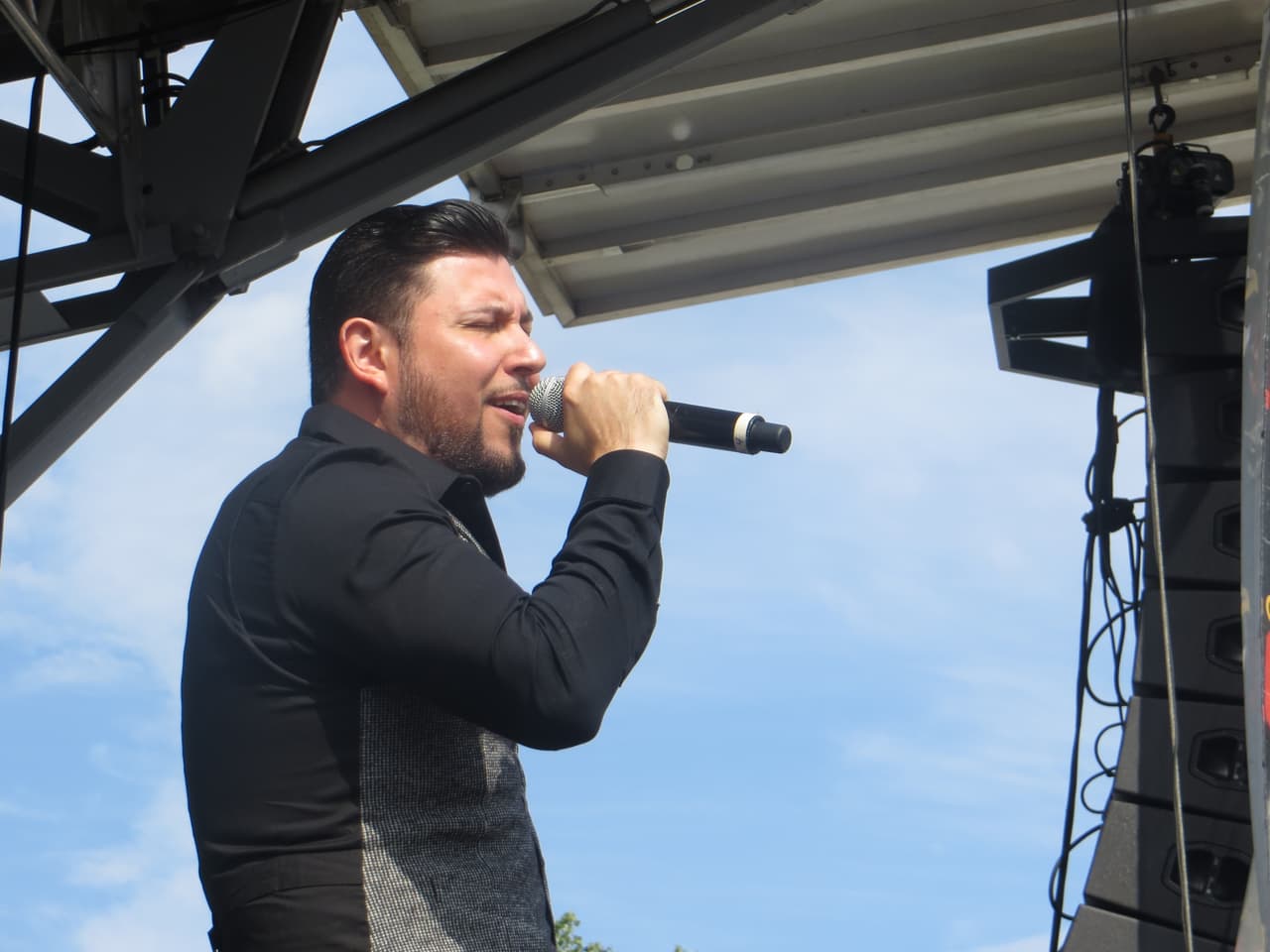 El guapísimo de Roberto Tapia levantó suspiros en Fiestas Patrias 2015 y las fans no pararon de corear sus canciones. Mira la galería de fotos.