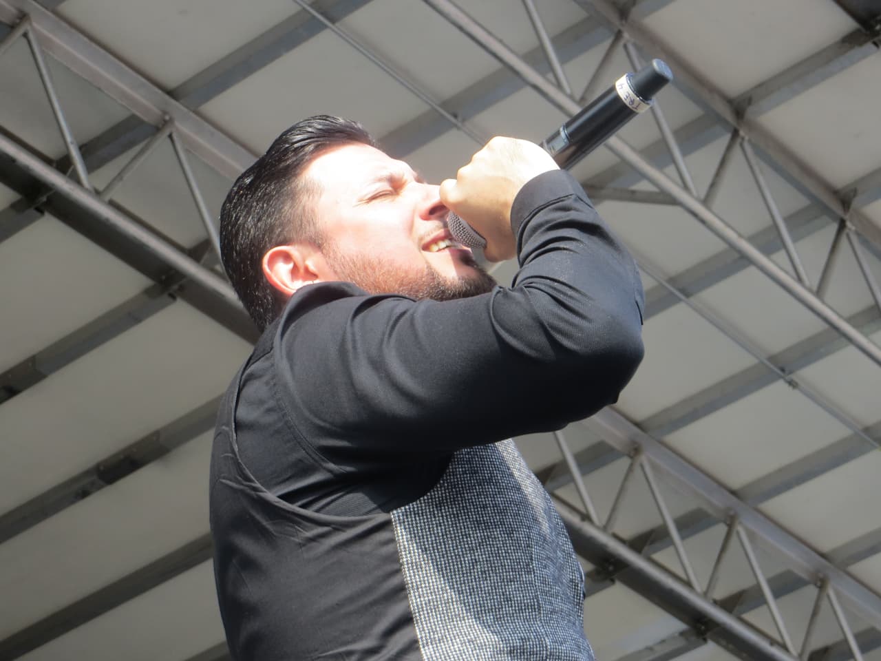 El guapísimo de Roberto Tapia levantó suspiros en Fiestas Patrias 2015 y las fans no pararon de corear sus canciones. Mira la galería de fotos.