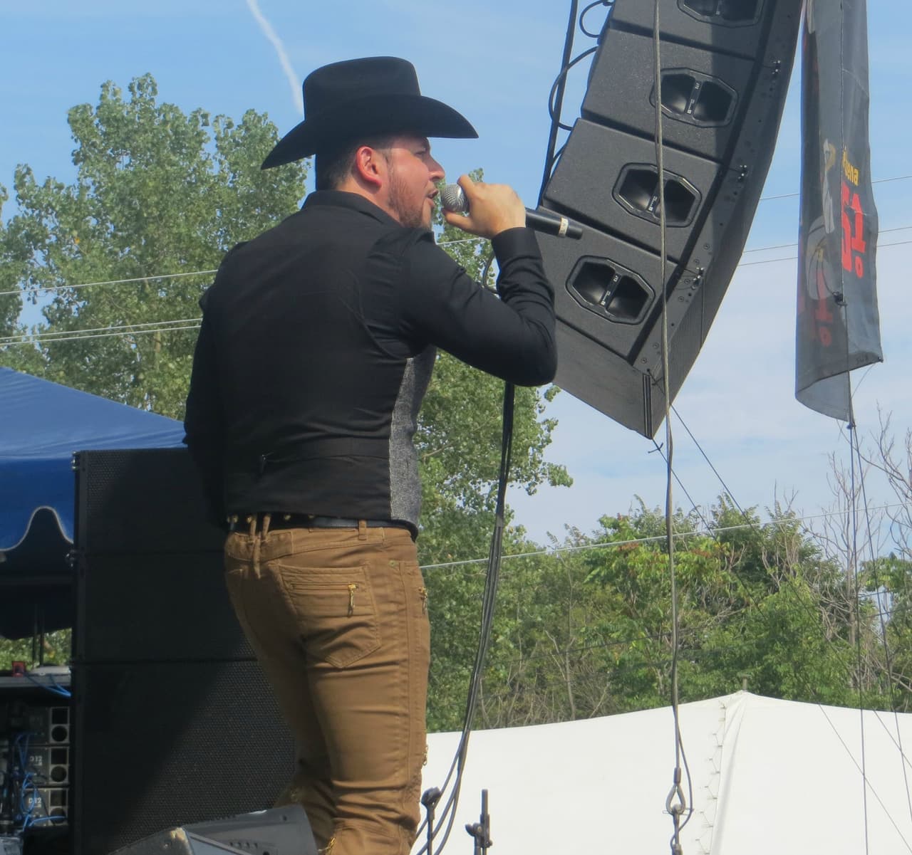 El guapísimo de Roberto Tapia levantó suspiros en Fiestas Patrias 2015 y las fans no pararon de corear sus canciones. Mira la galería de fotos.