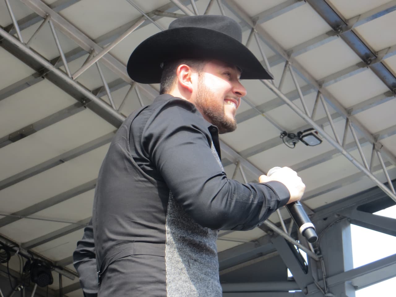 El guapísimo de Roberto Tapia levantó suspiros en Fiestas Patrias 2015 y las fans no pararon de corear sus canciones. Mira la galería de fotos.