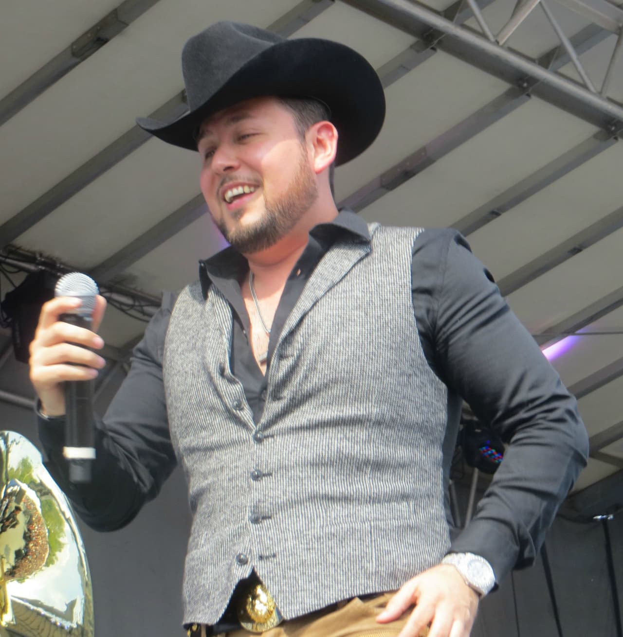 El guapísimo de Roberto Tapia levantó suspiros en Fiestas Patrias 2015 y las fans no pararon de corear sus canciones. Mira la galería de fotos.