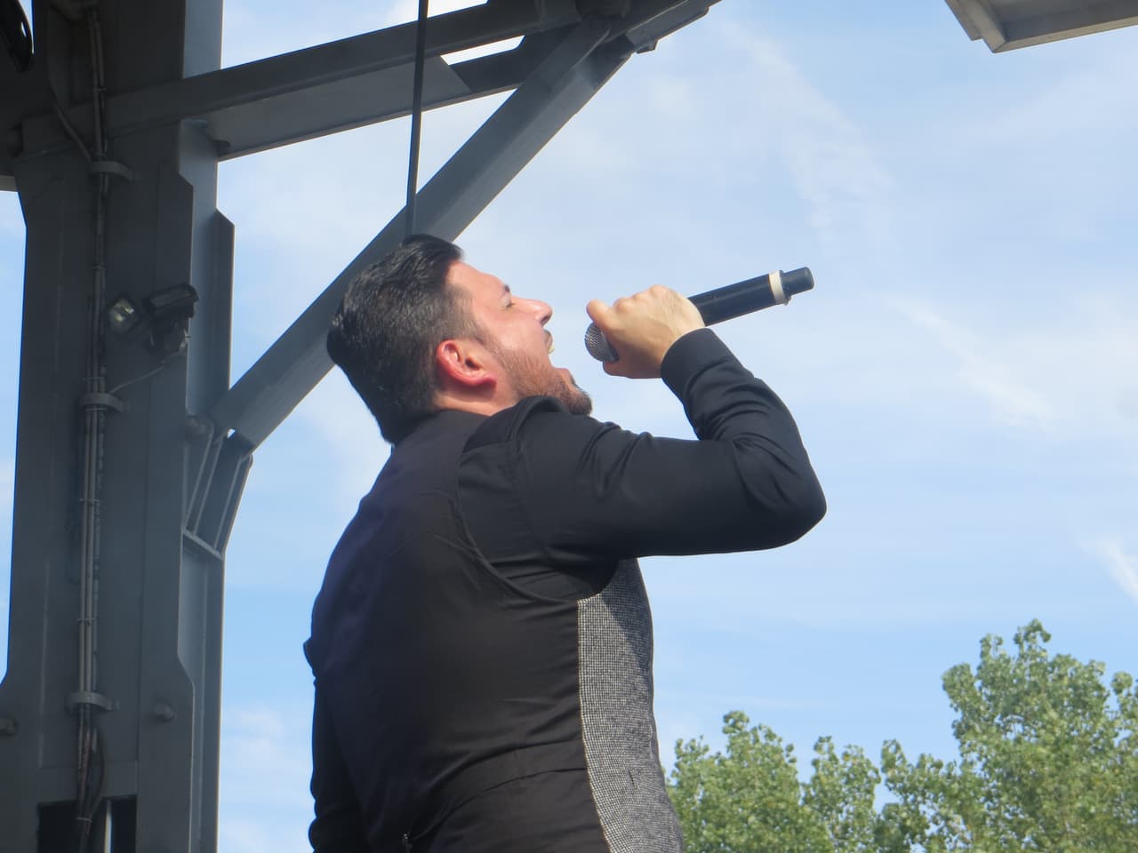 El guapísimo de Roberto Tapia levantó suspiros en Fiestas Patrias 2015 y las fans no pararon de corear sus canciones. Mira la galería de fotos.