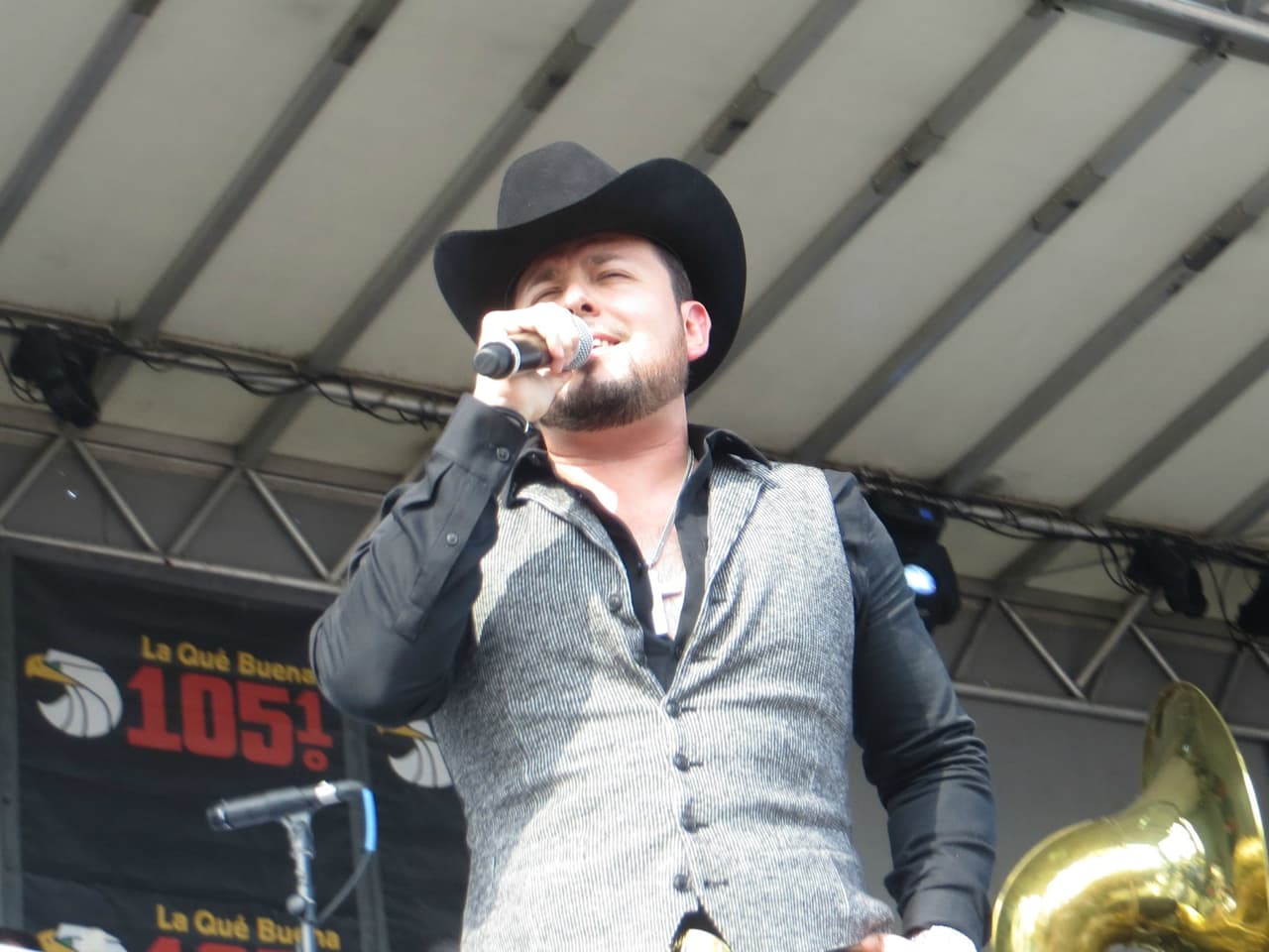 El guapísimo de Roberto Tapia levantó suspiros en Fiestas Patrias 2015 y las fans no pararon de corear sus canciones. Mira la galería de fotos.