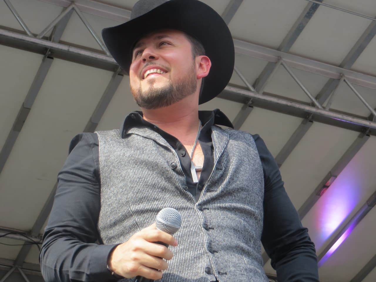 El guapísimo de Roberto Tapia levantó suspiros en Fiestas Patrias 2015 y las fans no pararon de corear sus canciones. Mira la galería de fotos.