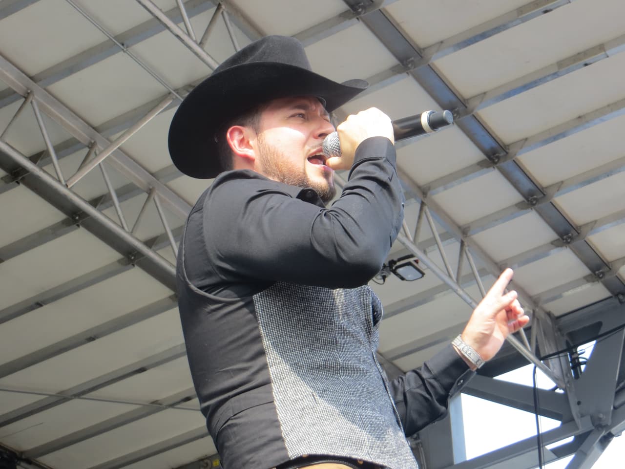 El guapísimo de Roberto Tapia levantó suspiros en Fiestas Patrias 2015 y las fans no pararon de corear sus canciones. Mira la galería de fotos.