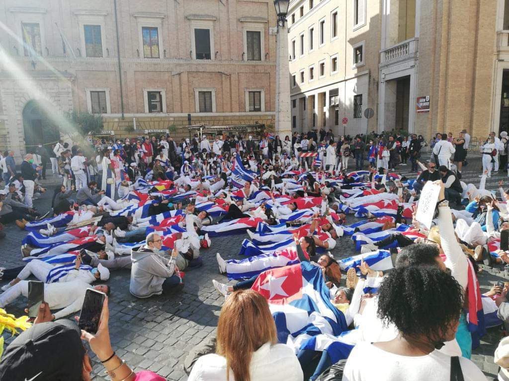 Decenas de cubanos llegaron hasta la Plaza San Pedro en el Vaticano, Roma, para pedirle al papa que apoye la libertad en Cuba.