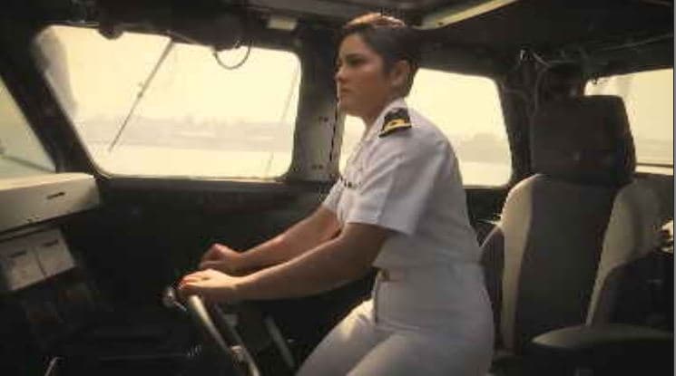 Gloria Cházaro en patrulla marina.