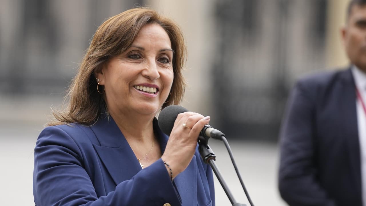 VIDEO: La abogada izquierdista Dina Boluarte fue juramentada por el pleno del Congreso como la primera presidenta de la historia de Perú, tras la destitución de Pedro Castillo. El exmandatario fue detenido y encerrado en la misma prisión donde se está el expresidente Fujimori.