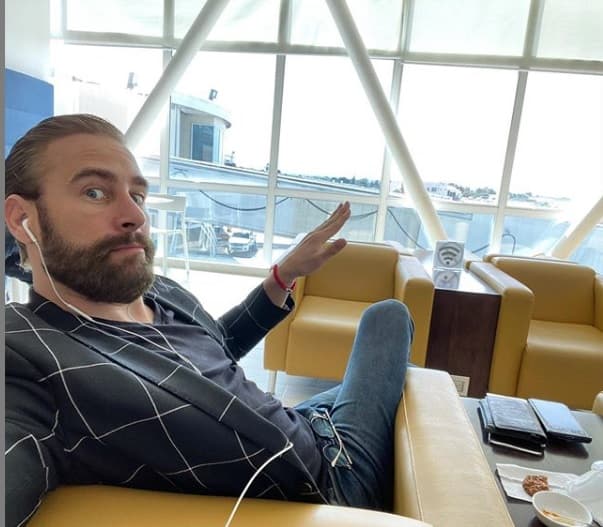 El actor 
<b><a href="https://www.univision.com/entretenimiento/carlos-de-la-mota-dio-el-ultimo-adios-a-su-abuelita-con-un-emotivo-mensaje-fotos">Carlos de la Mota</a></b> 
<b>cumplió 44 años</b> el pasado sábado, 19 de octubre.