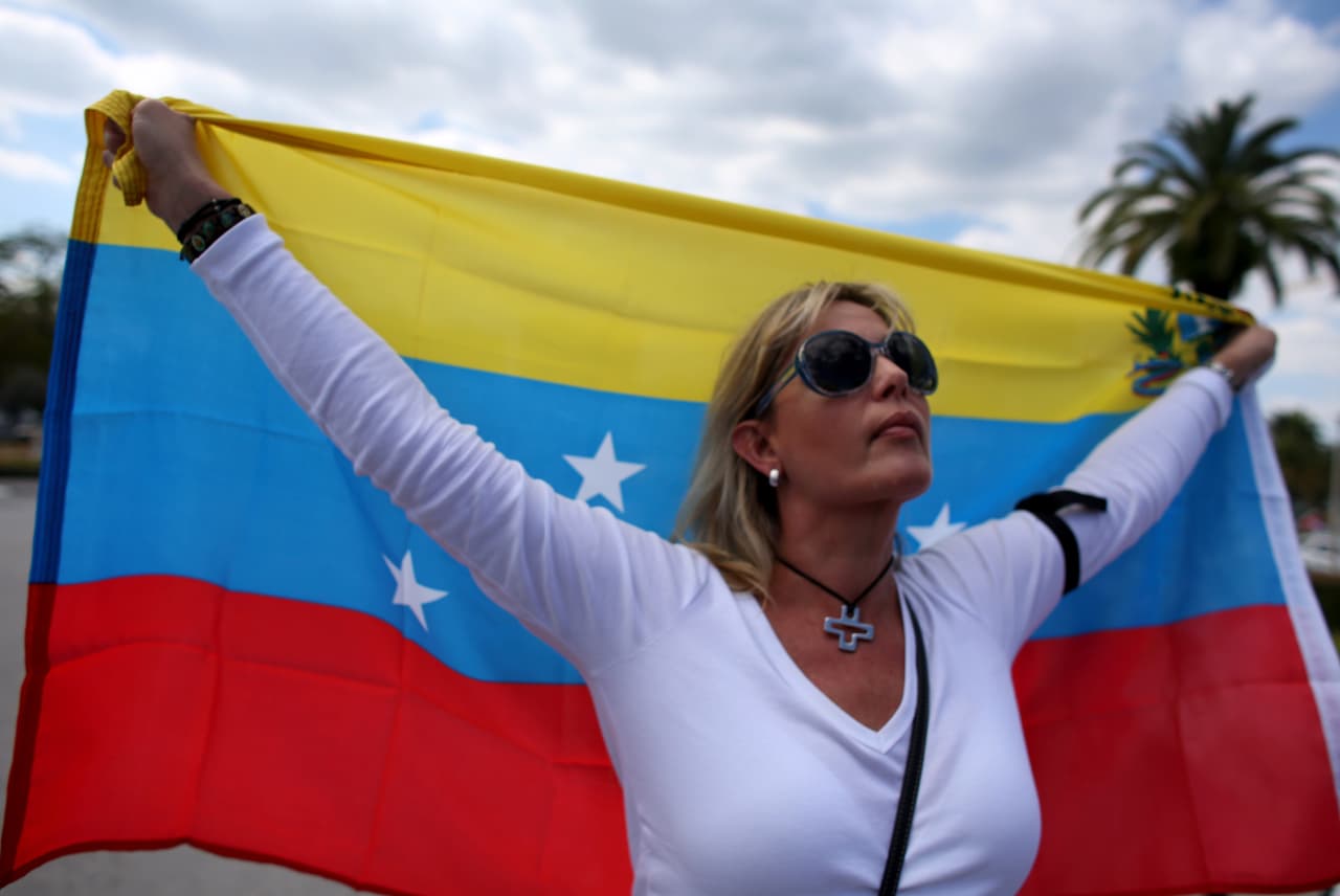 <b>Venezolanos. </b>Unos 421,000 viven en Estados Unidos, de los cuales 51% son ciudadanos estadounidenses (el más bajo de la lista) y el 43% posee casa propia. Su promedio de edad es de 34 años, tienen un ingreso anual promedio de 53,000 dólares y el 34% tiene educación universitaria (el más alto de la lista). La población venezolana aumentó un 76% de 2010 a 2017, la tasa de crecimiento más rápida entre los grupos de origen hispano.