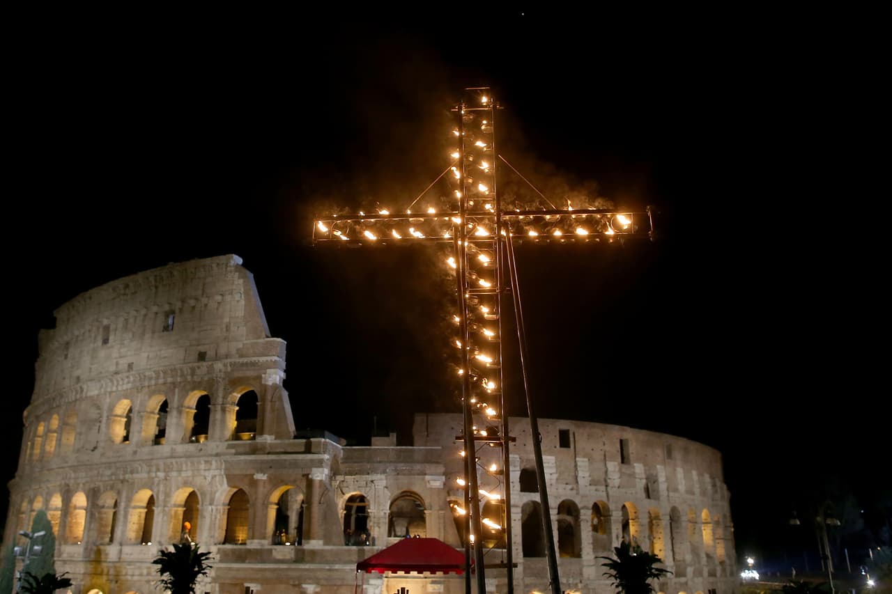 El Coliseo romano durante la ceremonia católica de Viernes Santo, el Vía Crucis, en una fotografía de marzo de 2016.