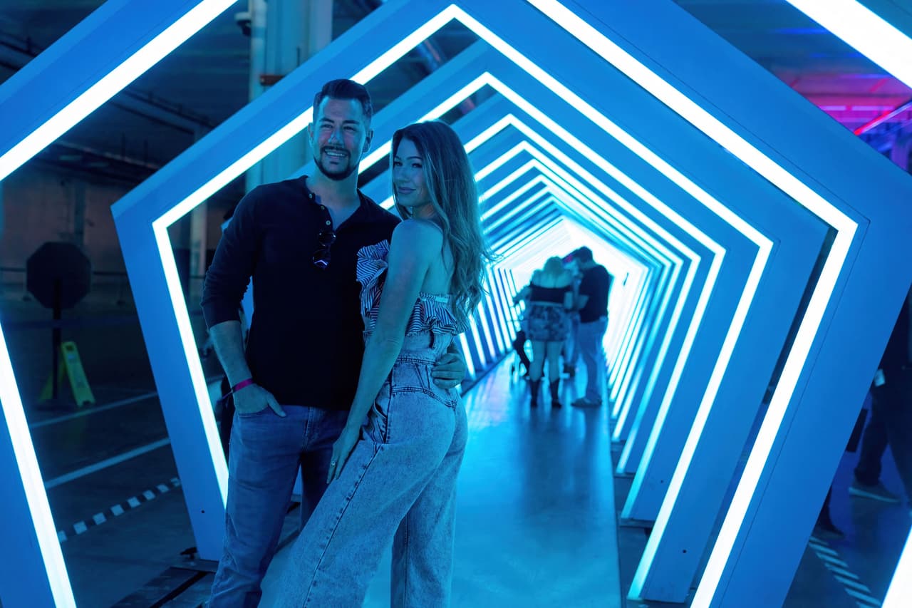 Los invitados posaban para las fotos durante un recorrido por las instalaciones.