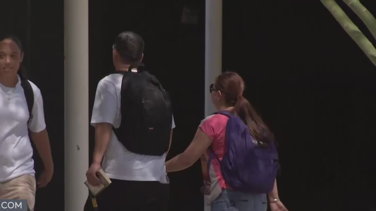 A partir del 1 de septiembre de este 2023 los intereses comenzarán a acumularse en los préstamos estudiantiles. Te decimos cómo inscribirte el nuevo programa que podría disminuir tu deuda. 
<a href="https://www.univision.com/local/arizona-ktvw/prestamos-estudiantiles-como-aplicar-programa-disminuir-deuda-fotos">Más detalles en este enlace. </a>