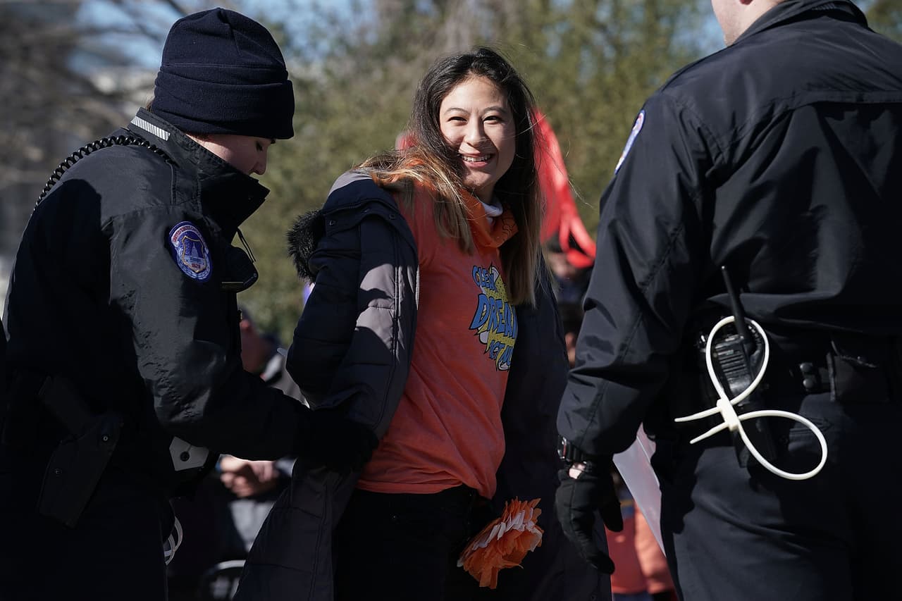 Varios manifestantes fueron arrestados durante una protesta frente al Capitolio este lunes 5 de marzo, fecha límite que había dado el presidente
<b><a href="http://www.univision.com/personas/donald-trump">Donald Trump</a></b> al Congreso para crear una legislación que reemplace el programa de
<b><a href="http://www.univision.com/temas/daca">Acción Diferida para Llegados en la Infancia</a></b> (DACA).